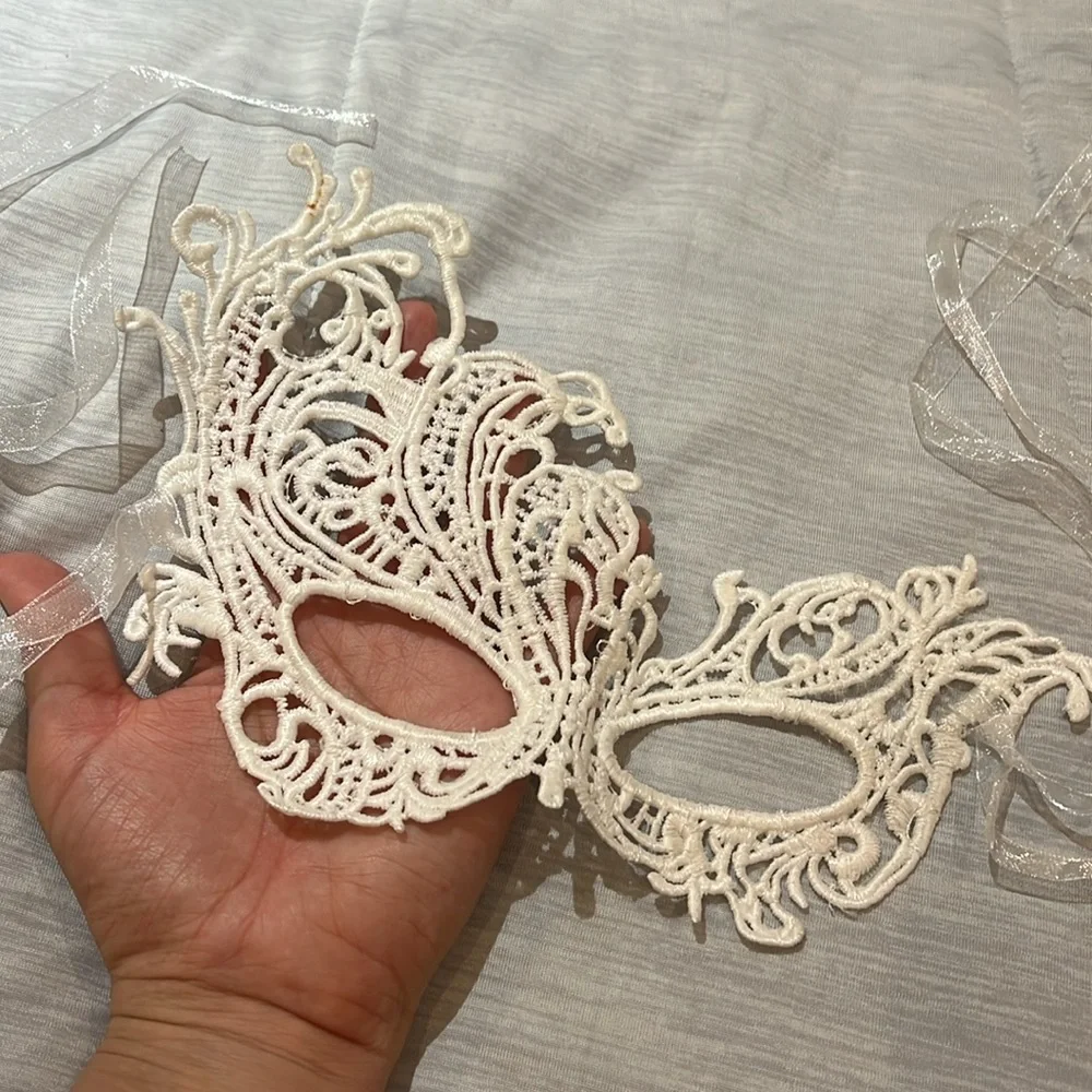 Sexy lace masquerade mask NWT